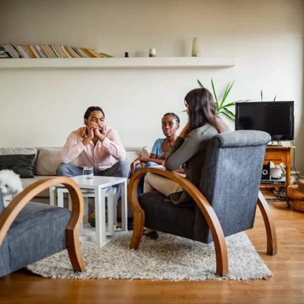 What does a therapist for couples do?