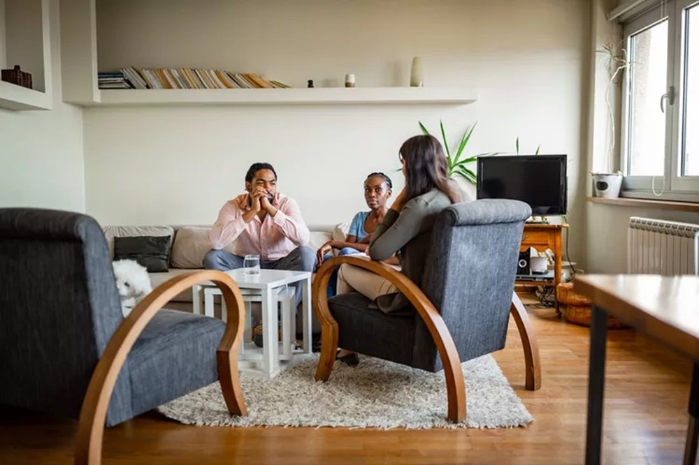 What does a therapist for couples do?